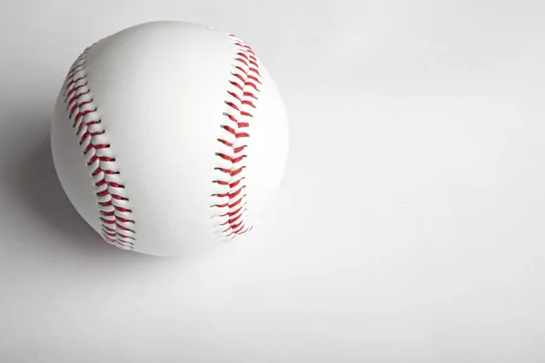 Balle de baseball avec fond blanc . — Photo