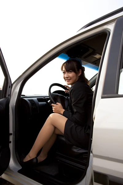 Junge Geschäftsfrau im Auto — Stockfoto