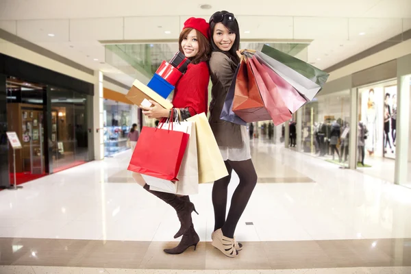 Attraente giovane sorella andare a fare shopping nel centro commerciale — Foto Stock