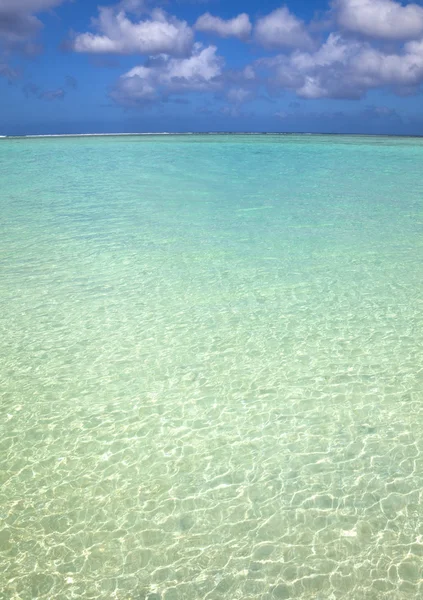 Ilha Oceano Pacífico e água limpa azul — Fotografia de Stock