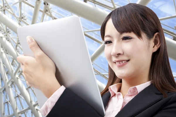 Mulher de negócios assistindo touch pad no escritório moderno — Fotografia de Stock
