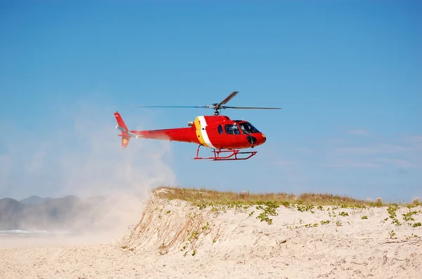 Brasilien kustbevakningen helikopter landar på stranden — Stockfoto