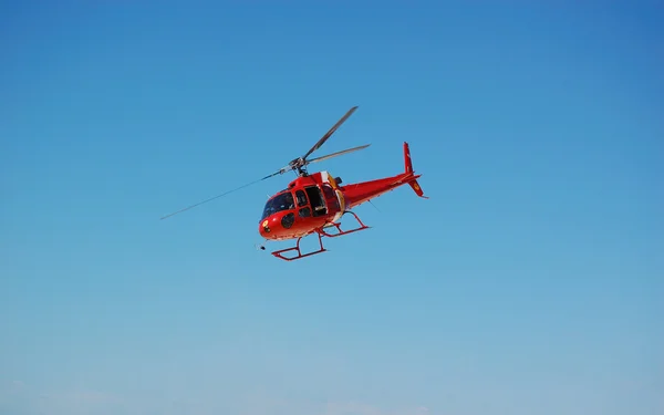 Elicottero della Guardia Costiera brasiliana in volo con cielo blu Immagini Stock Royalty Free