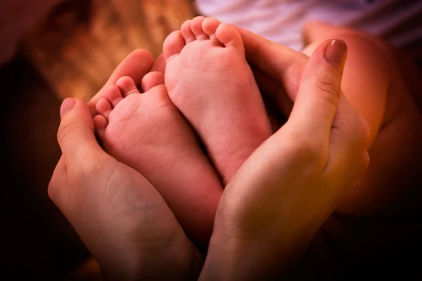 孩子的脚在母亲的手中 — 图库照片