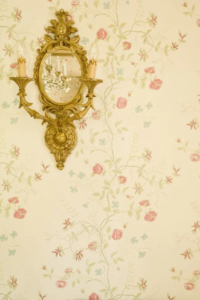 Лампа на стіні і дзеркало — стокове фото