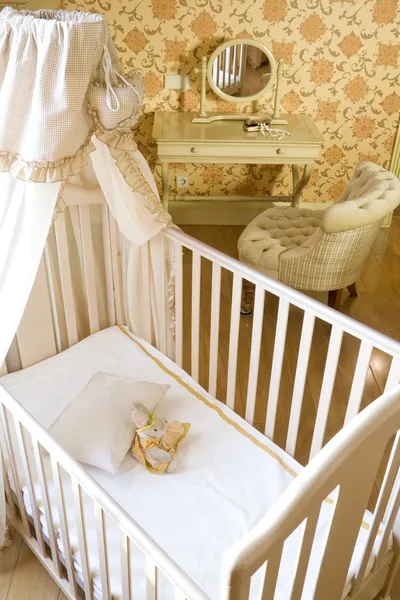 婴儿房婴儿床与玩具 — 图库照片