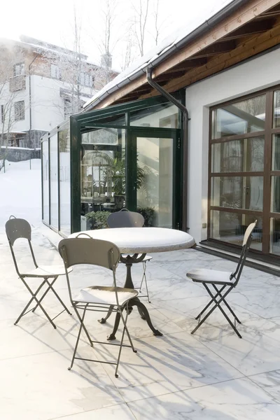 Salle à manger à côté de la maison en hiver — Photo