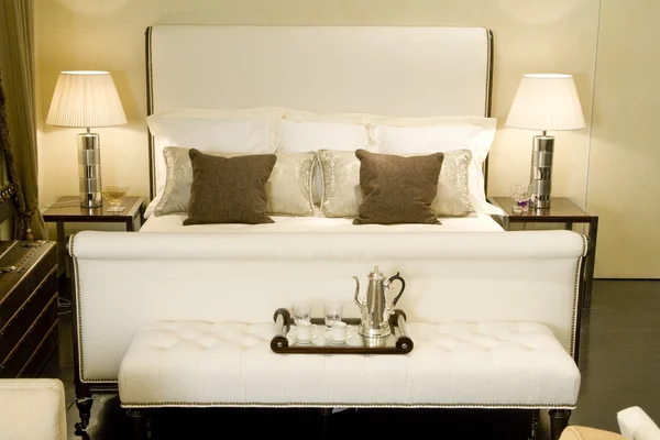 Duże podwójne łóżko — Zdjęcie stockowe