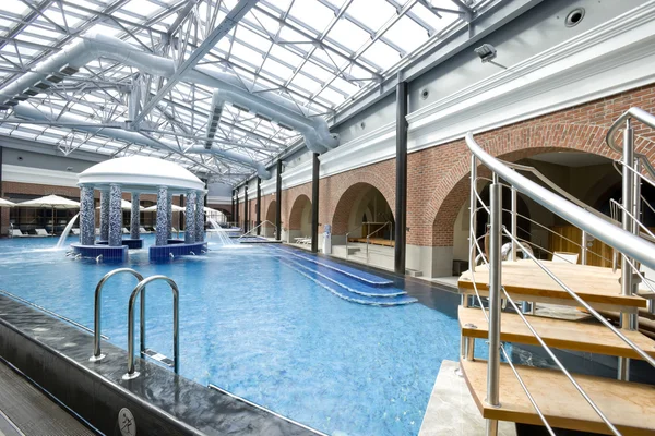 Svømmebassiner på et spa-hotel på loftet - Stock-foto