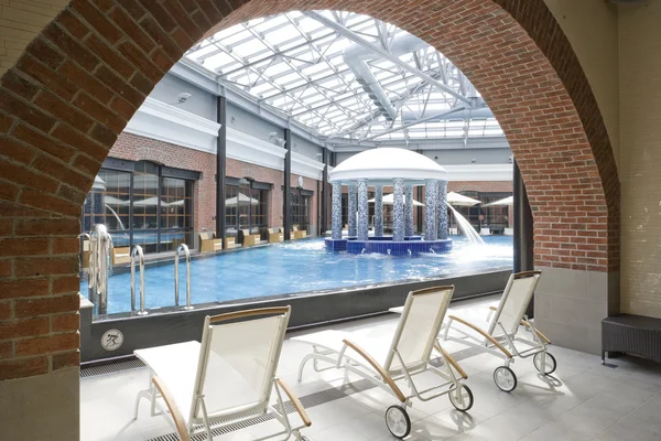 Schwimmbäder im Wellnesshotel im Dachgeschoss — Stockfoto