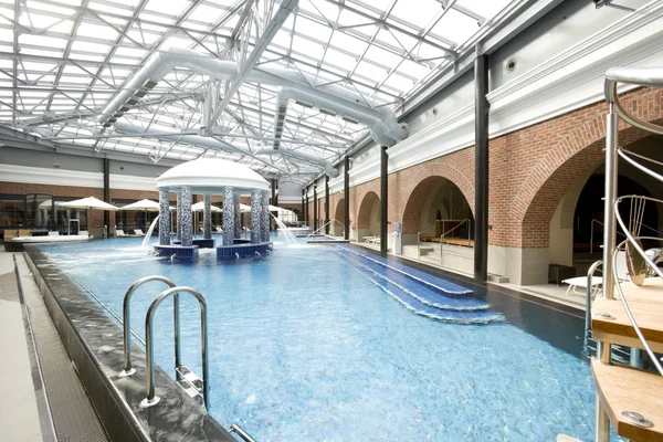 Zwembaden in een spa-hotel in de zolder Rechtenvrije Stockfoto's