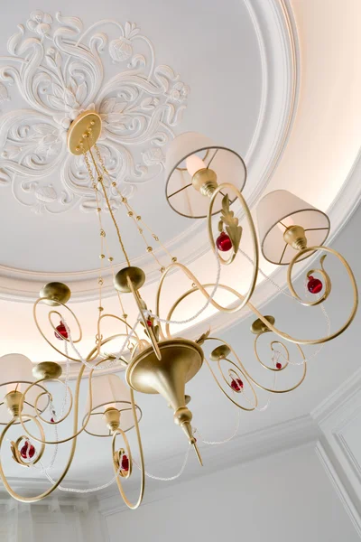 Mooie kroonluchter met lampenkappen op een kamer — Stockfoto