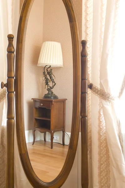 Möbler återspeglas i en spegel i vardagsrum — Stockfoto