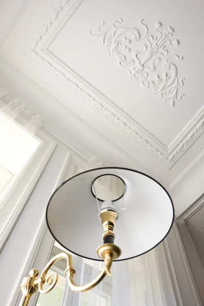 Součástí stojací lampu z níže a strop — Stock fotografie