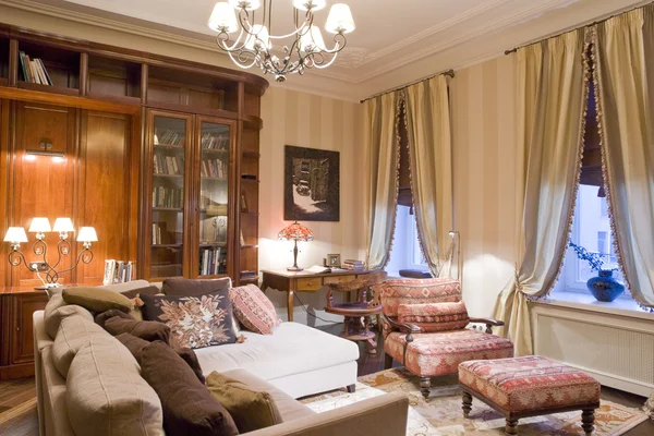 Interior da sala de estar em estilo clássico — Fotografia de Stock