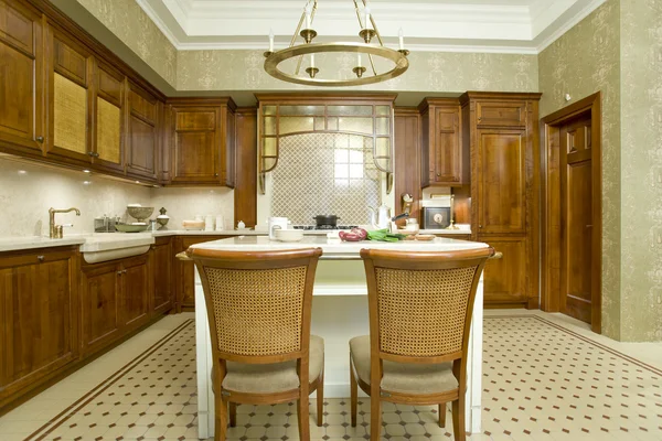 Interiorul unei bucătării și al unei mese — Fotografie, imagine de stoc