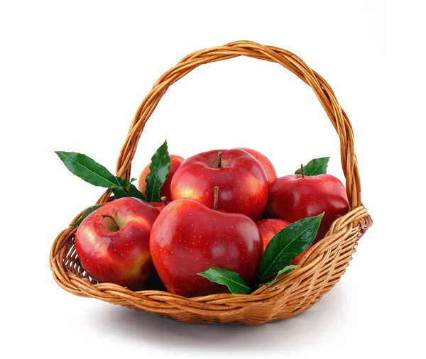 Červená jablka v košíku Stock Obrázky