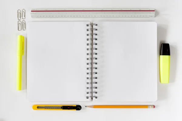 Ανοίξτε Σημειωματάριο Διάφορες Χαρτικών Προμήθειες Γραφείου Λευκές Κενές Σελίδες — Φωτογραφία Αρχείου
