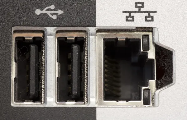Usb およびネットワークの入出力ポートをコンピューターの背面 — ストック写真