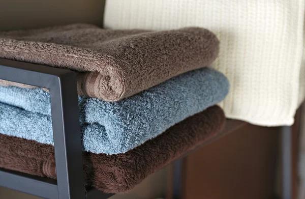 Asciugamani da bagno in un ripiano . — Foto Stock