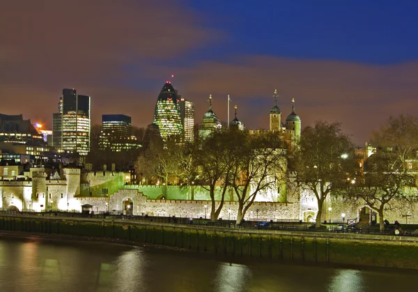 Kijk op de tower of london in de nacht. — Stockfoto