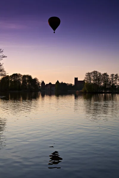 Hot air ballon over the lake in night. — Stock Photo, Image
