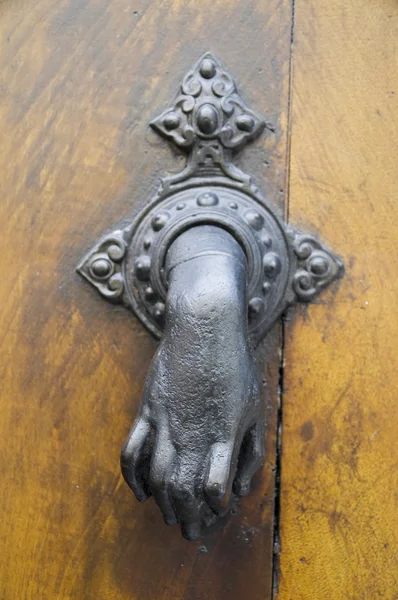 Hand doorknocker op allwood deur. — Stockfoto