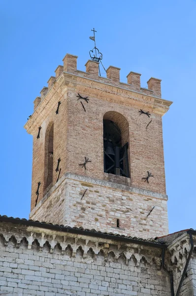 St. pietro belltower církve. Gubbio. Umbrie. — Stock fotografie