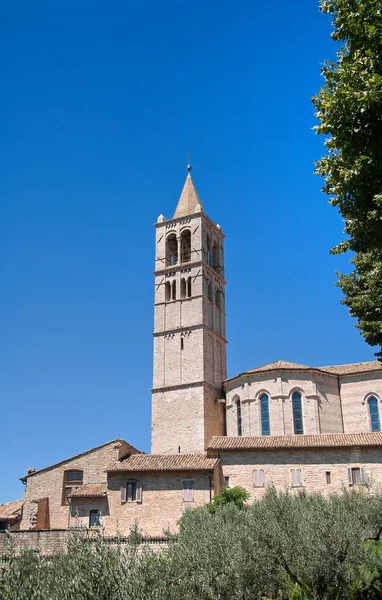 Glockenturm der Basilika St. Chiara. assisi. Umbrien. — Stockfoto