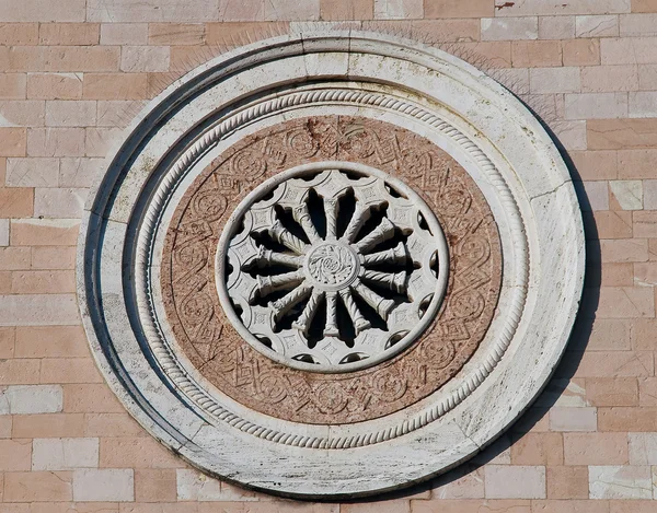 Un rosone. Convento Madonna delle Rose. Assisi. Umbria . — Foto Stock