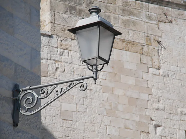 Eski stil street-lamba bir duvara closeup. — Stok fotoğraf