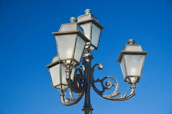 Уличная лампа на голубом небе . — стоковое фото