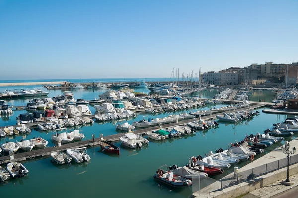 Båtar förtöjda vid turist-port över bisceglie. Apulien. — Stockfoto