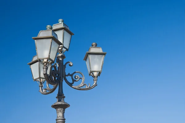 Straat-lamp op blauwe hemel. — Stockfoto