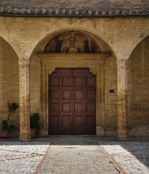 St.Illuminata portalu Kościoła. Montefalco. Umbria. — Zdjęcie stockowe