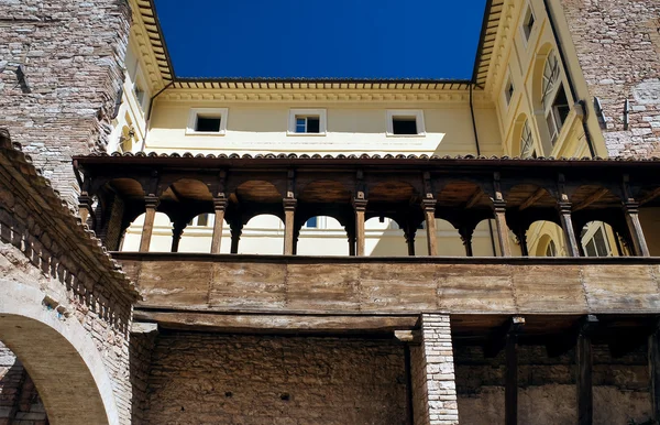 목조로 지입니다. urbani 궁전입니다. 스 펠로입니다. 움브리아. — 스톡 사진