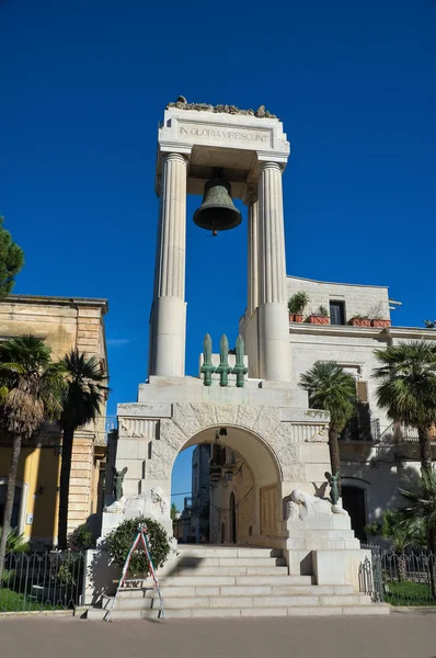 Memorial da Guerra. Sannicandro di Bari. Apúlia . — Fotografia de Stock