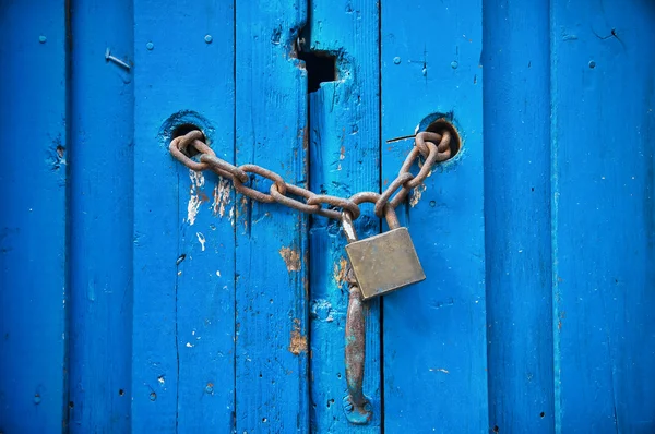 Cadeado na porta azul . — Fotografia de Stock