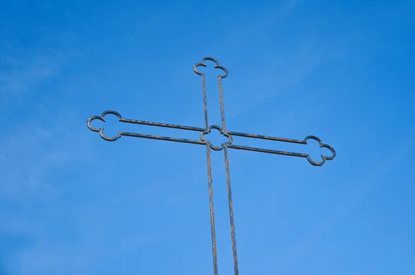 Крест на голубом небе . — стоковое фото