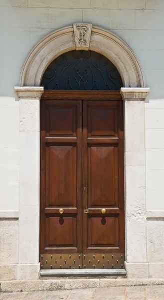 Деревянная дверь. — стоковое фото