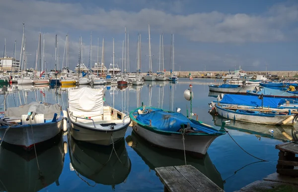 Pohled na námořních přístavů bisceglie. Apulie. — Stock fotografie