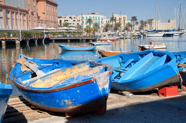 Tekne turist bari port demirlemiş. Apulia. — Stok fotoğraf