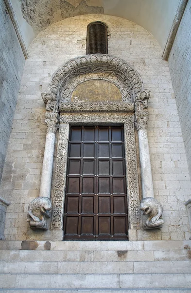 Lion portal. St. nicholas basilikan. Bari. Apulien. — Stockfoto