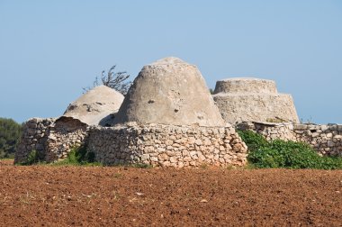 Trulli kırsal kesimde. Apulia.