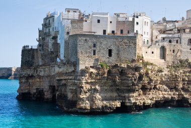 panoramik polignano bir kısrak. Apulia.