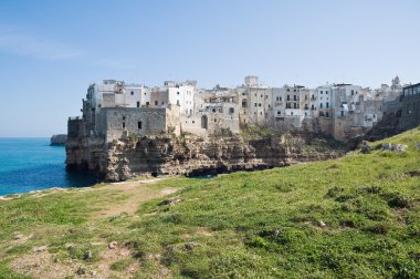 panoramik polignano bir kısrak. Apulia.