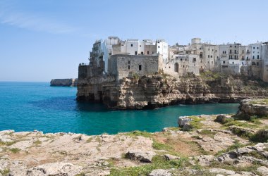 panoramik polignano bir kısrak. Apulia.