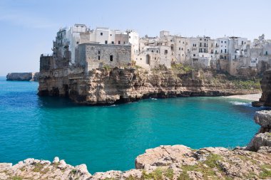 panoramik polignano bir kısrak. Apulia.