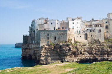 panoramik polignano bir kısrak. Apulia.