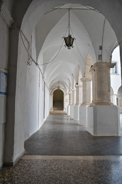サン ・ ドメニコ教会の回廊。マルティナ ・ フランカ。プーリア. — ストック写真